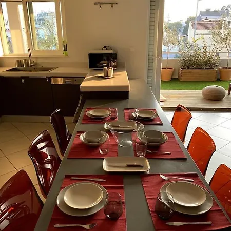 Spacious And Sunkissed 3br & 2 Bathrooms *