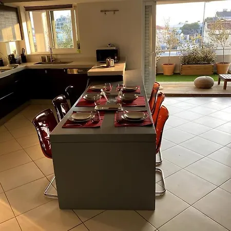 Spacious And Sunkissed 3br & 2 Bathrooms Apartment
