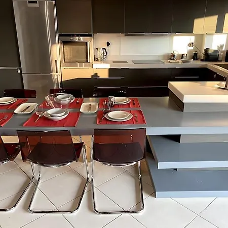 Apartment Spacious And Sunkissed 3br & 2 Bathrooms *