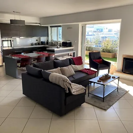 Apartment Spacious And Sunkissed 3br & 2 Bathrooms