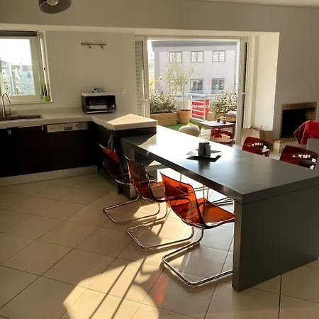 Spacious And Sunkissed 3br & 2 Bathrooms Apartment