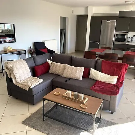 Spacious And Sunkissed 3br & 2 Bathrooms Apartment