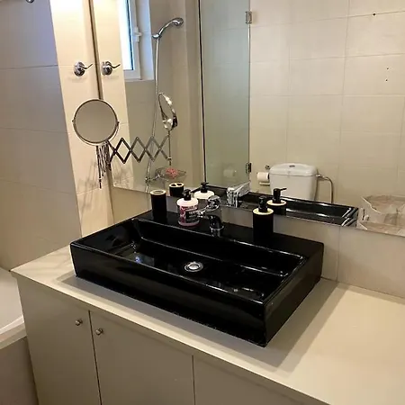 Apartment Spacious And Sunkissed 3br & 2 Bathrooms *
